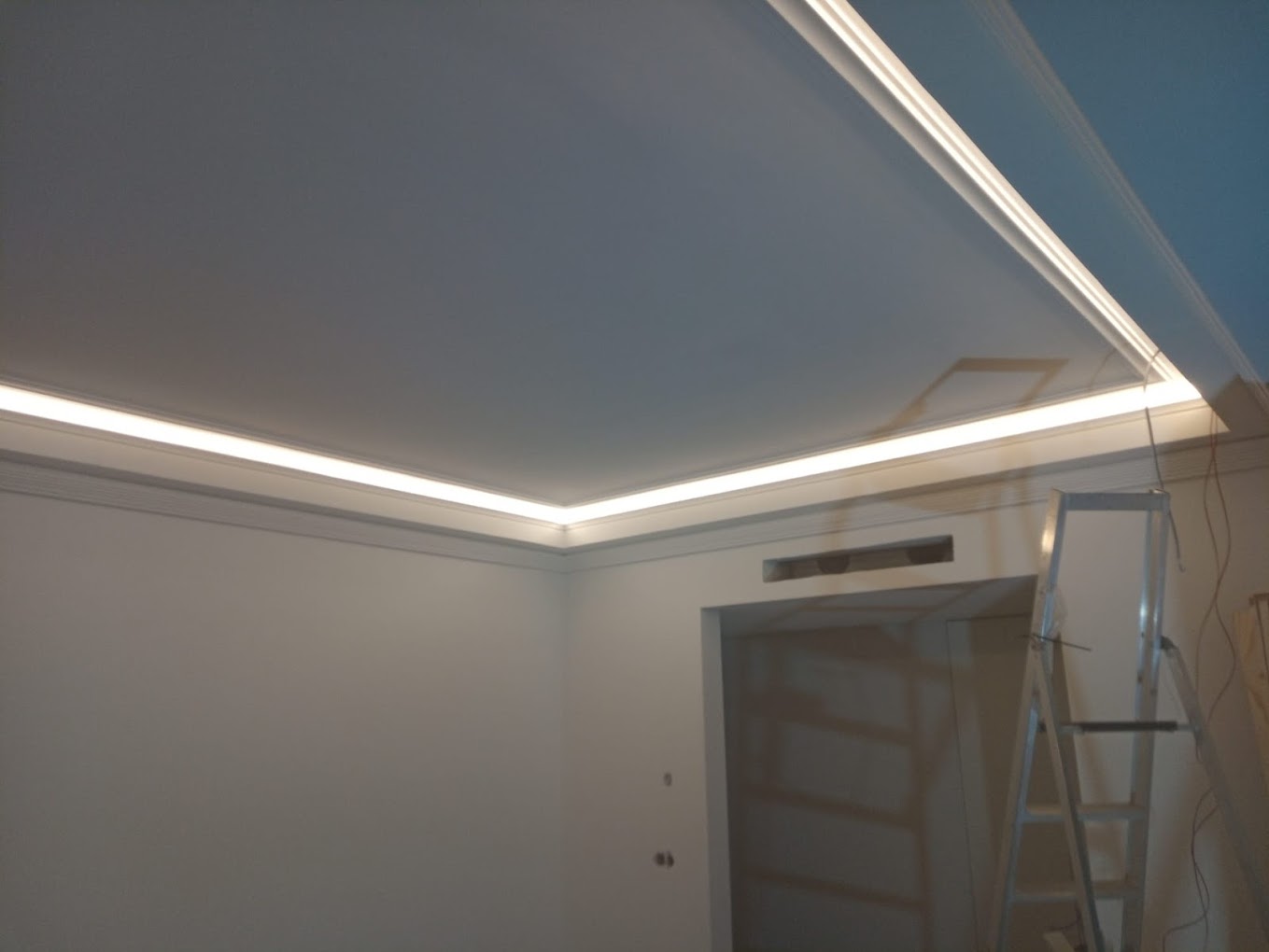 Iluminação cénica em sanca de tecto com fita LED indireta numa moradia em Cascais