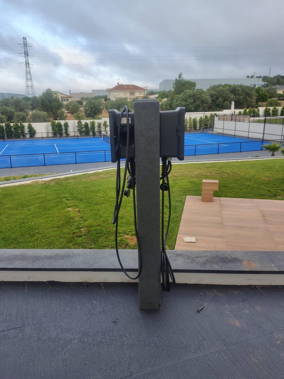 Conjunto de 4 carregadores domésticos WallBox instalados em obra de moradia em Vialonga