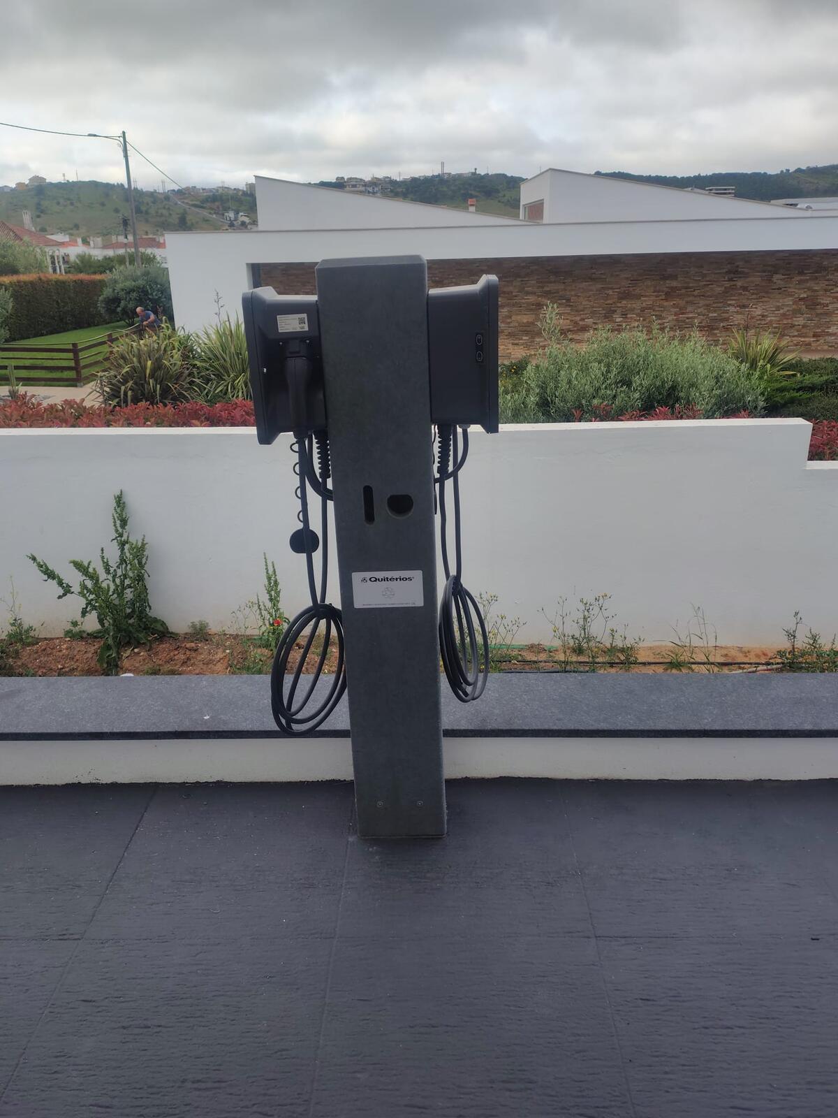 Vista geral dos 4 carregadores WallBox em obra de moradia — Vialonga