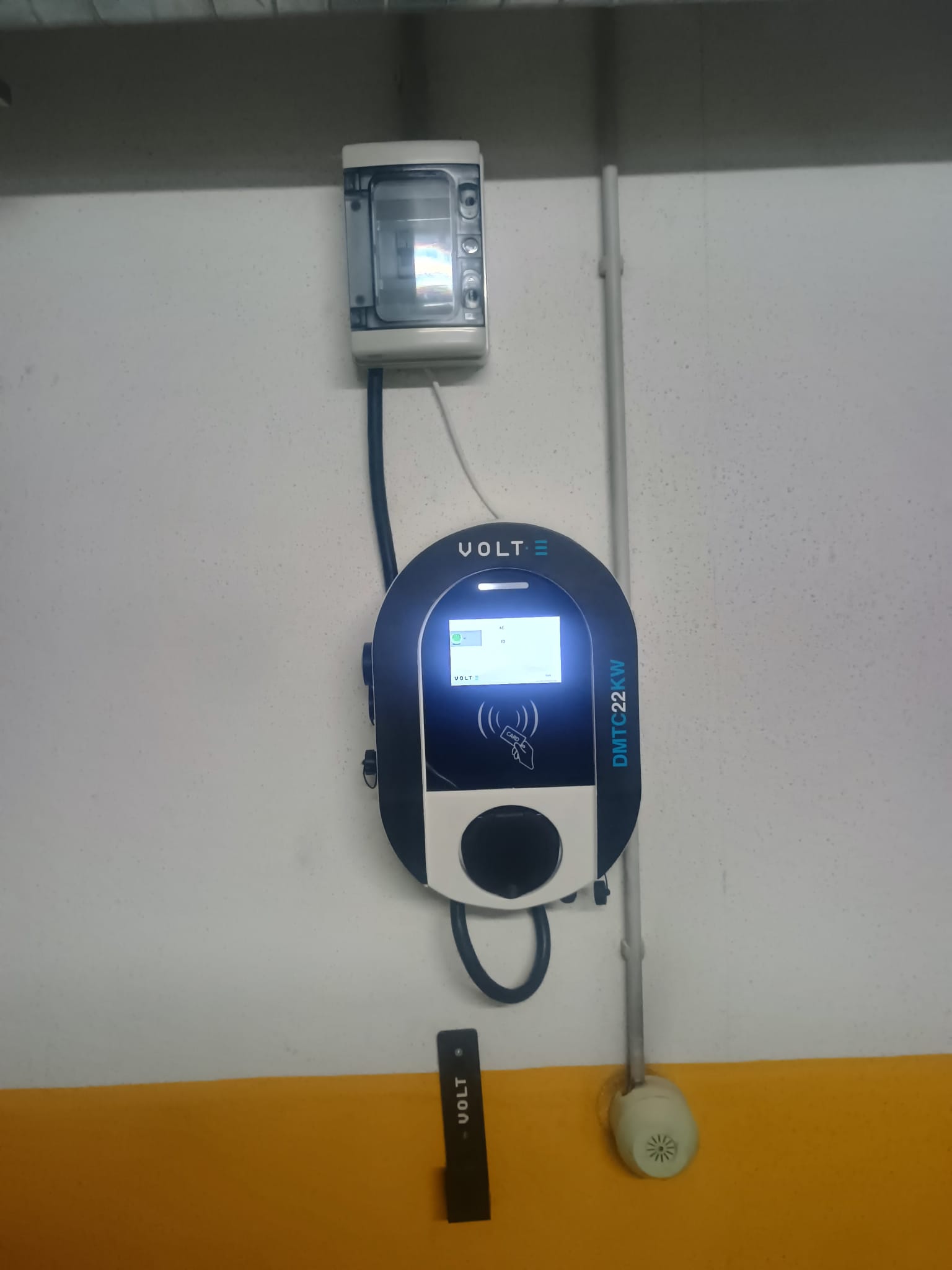 Carregador WallBox instalado em lugar de garagem de apartamento na Área Metropolitana de Lisboa