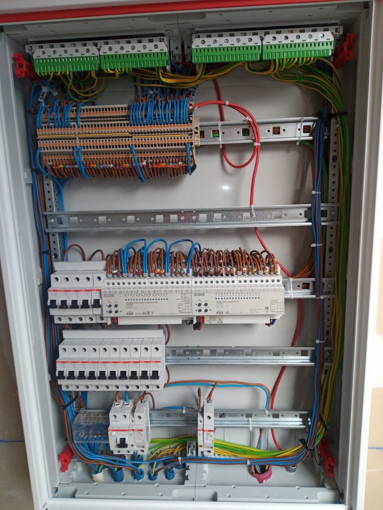 Quadro elétrico com automação KNX para domótica em moradia de alto padrão em Cascais